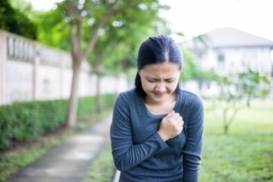 Krūšu kurvja osteohondrozes simptomi var būt līdzīgi sirdslēkmes simptomiem