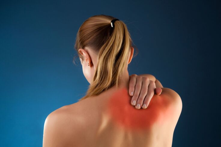 Muguras sāpes ar krūšu kurvja osteohondrozi, kas izstaro uz plecu